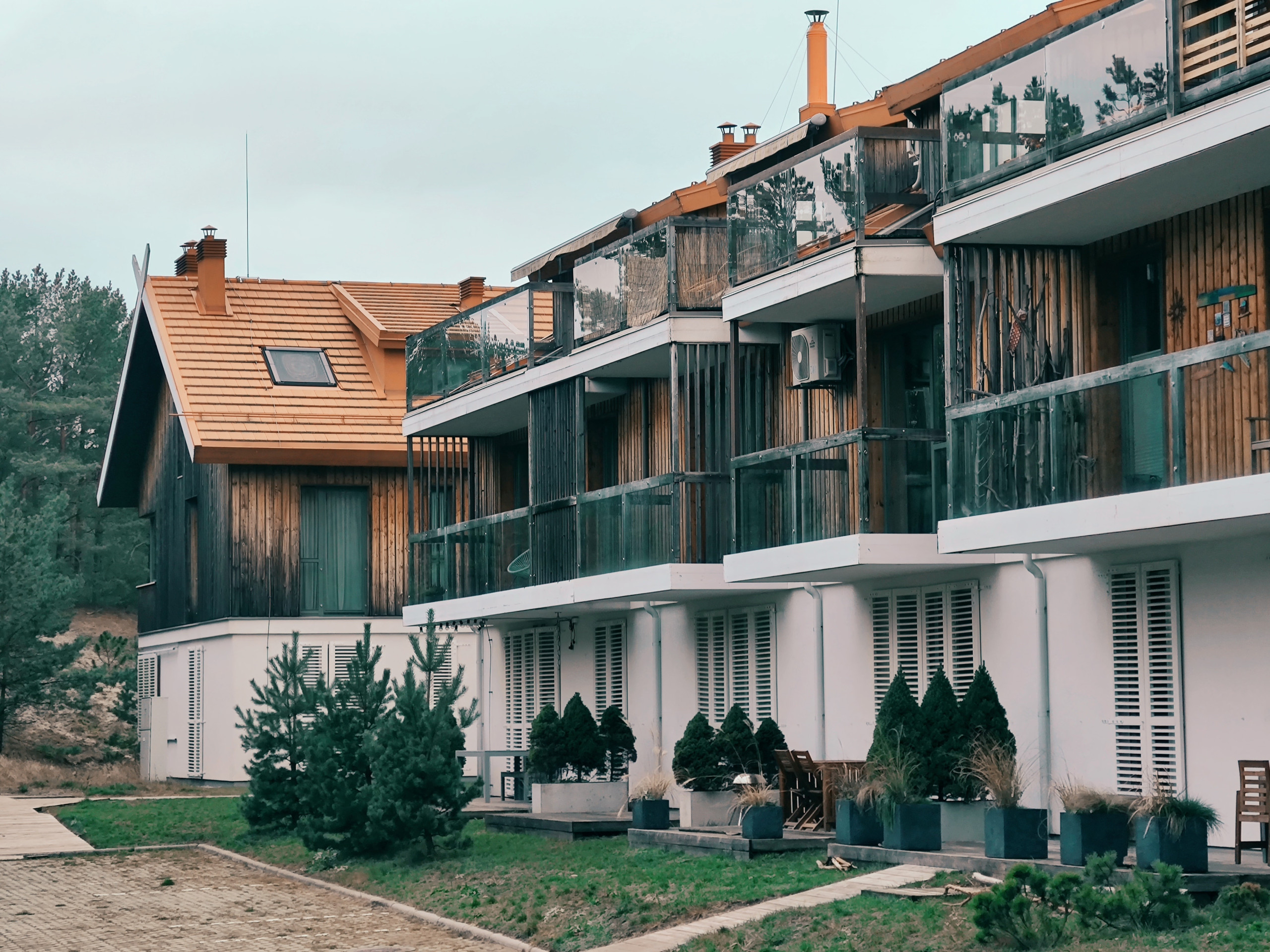 Viviendas unifamiliares en chalets adosados con balcón verde y fachada blanca.